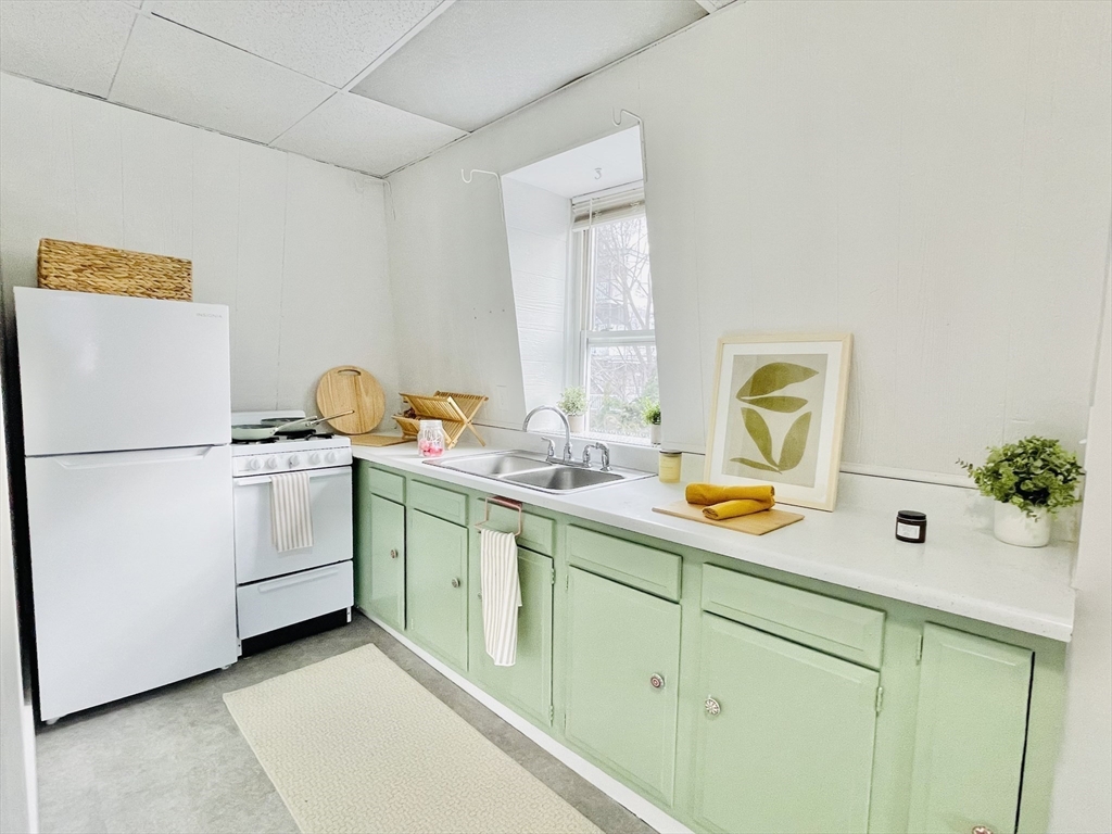 1 bed, 1 bath apartment for rent at 14 Auburn St Unit 3, Worcester — photo 2 of 13