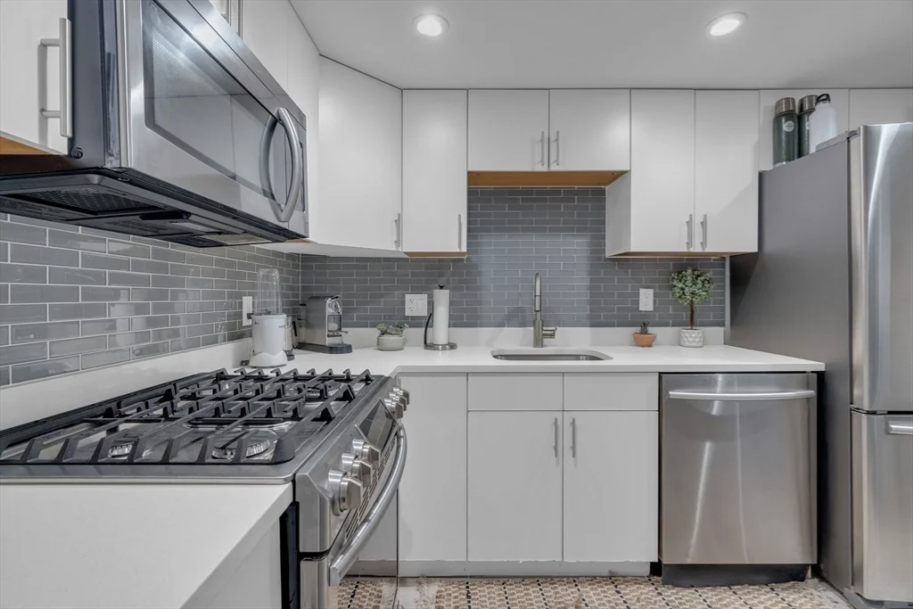 1 bed, 1 bath apartment for rent at 14 Auburn St Unit A, Charlestown — photo 6 of 10