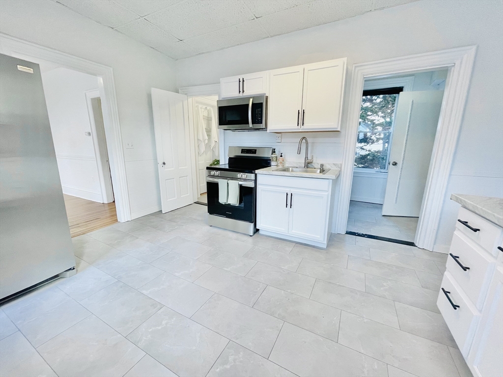 2 bed, 1 bath apartment for rent at 14 Auburn Unit 2, Worcester — photo 3 of 9
