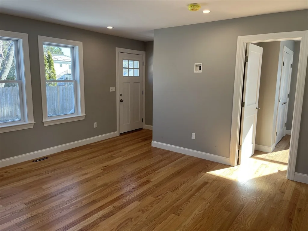 2 bed, 1 bath apartment for rent at 14 B Cherry Rd, Beverly — photo 3 of 12