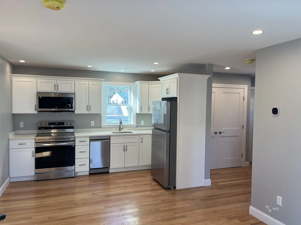 2 bed, 1 bath apartment for rent at 14 B Cherry Rd, Beverly — photo 2 of 12