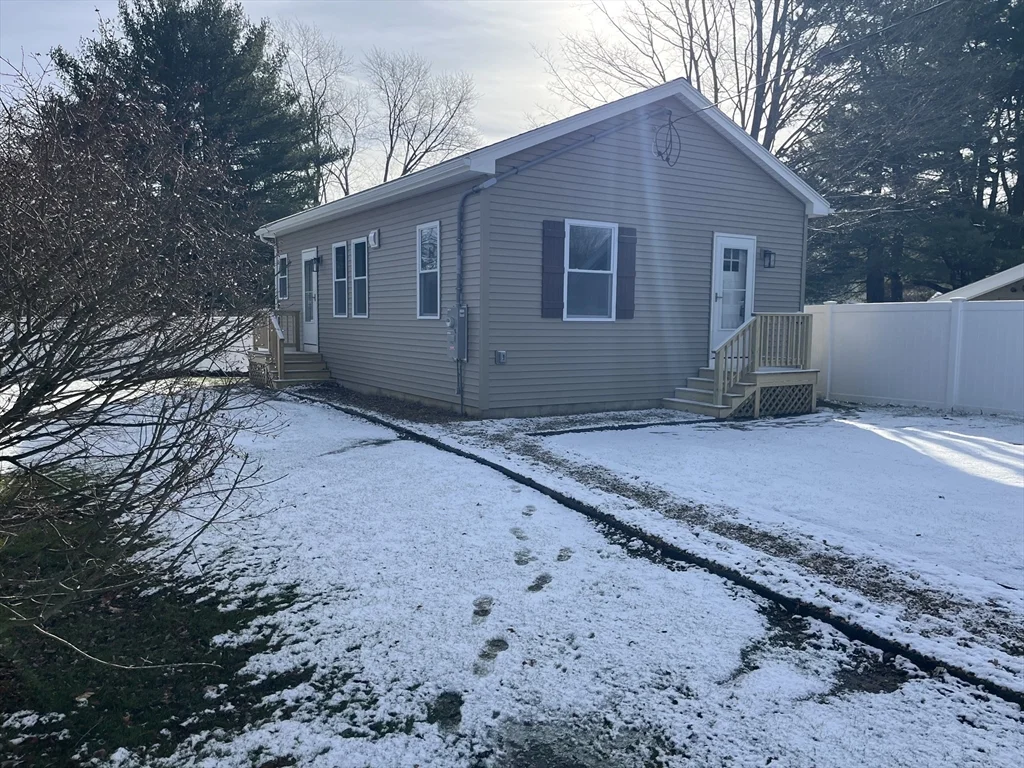 2 bed, 1 bath apartment for rent at 14 B Cherry Rd, Beverly — photo 1 of 12