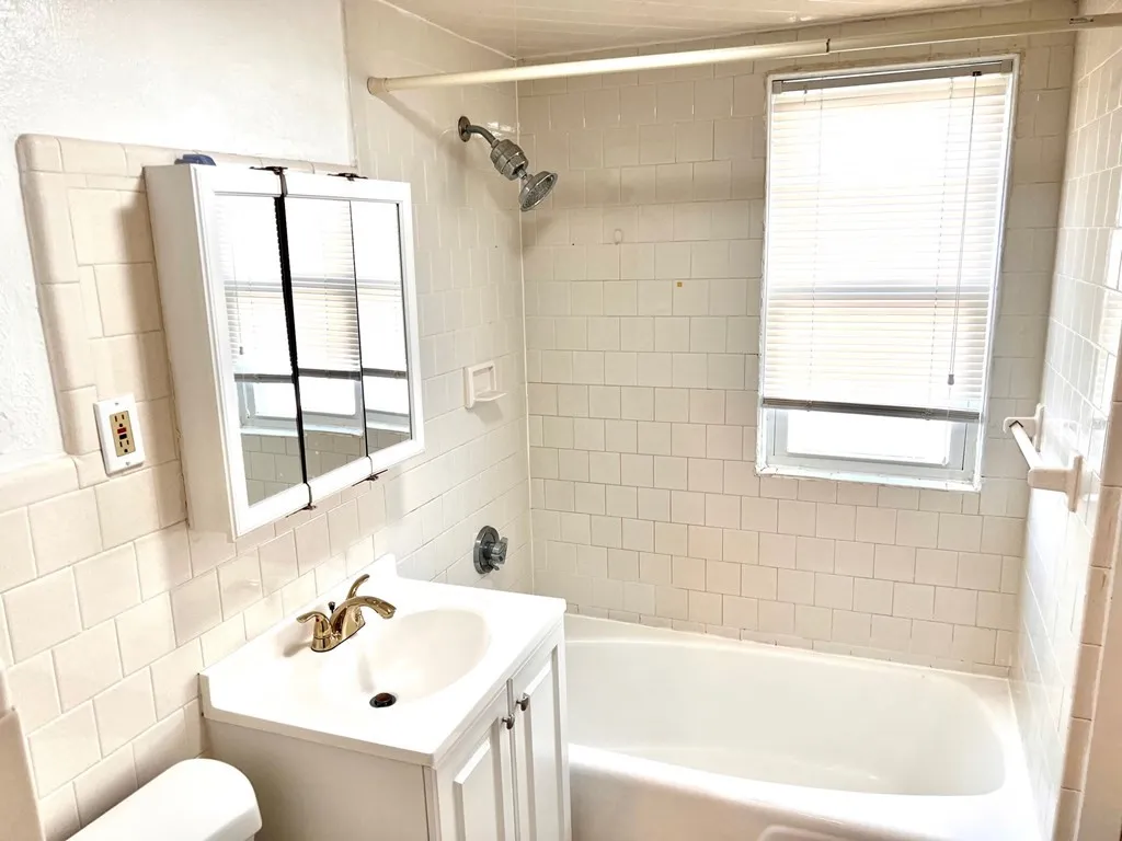 2 bed apartment for rent at 14 Beach Rd Unit 1, Winthrop — photo 9 of 16