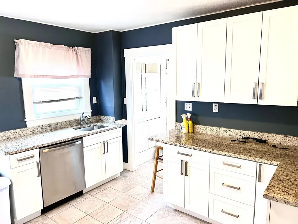 2 bed apartment for rent at 14 Beach Rd Unit 1, Winthrop — photo 11 of 16
