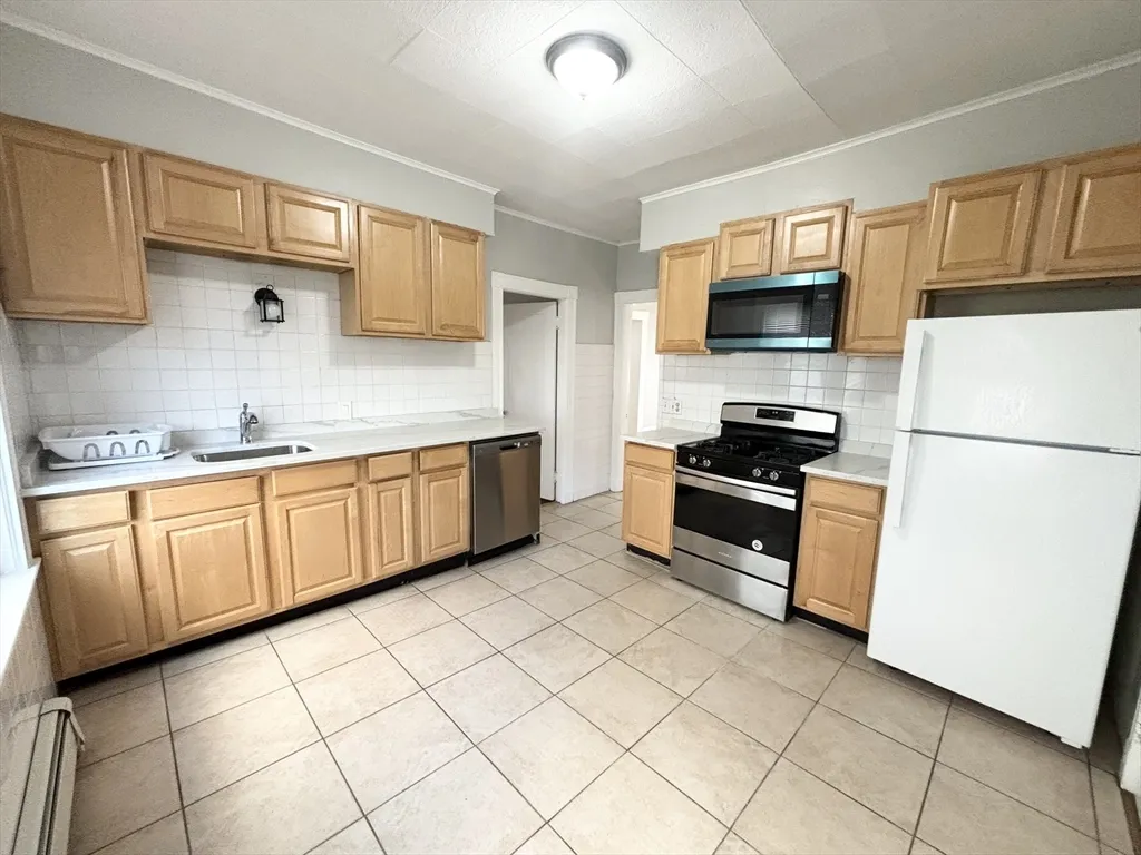 3 bed, 1 bath apartment for rent at 14 Belknap St Unit 1, West Somerville — photo 1 of 11
