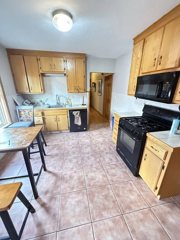 4 bed, 1 bath apartment for rent at 14 Bellflower St Unit 3, Dorchester — photo 3 of 12