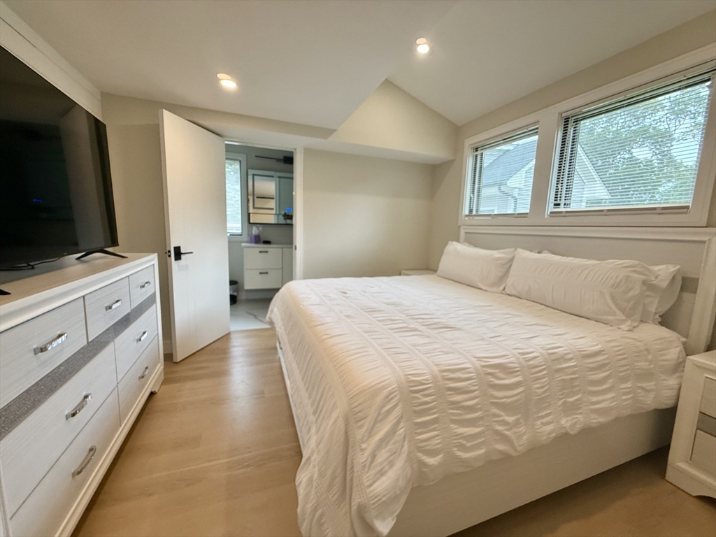 5 bed, 4+ bath apartment for rent at 14 Bernard Circle, Tisbury — photo 14 of 41