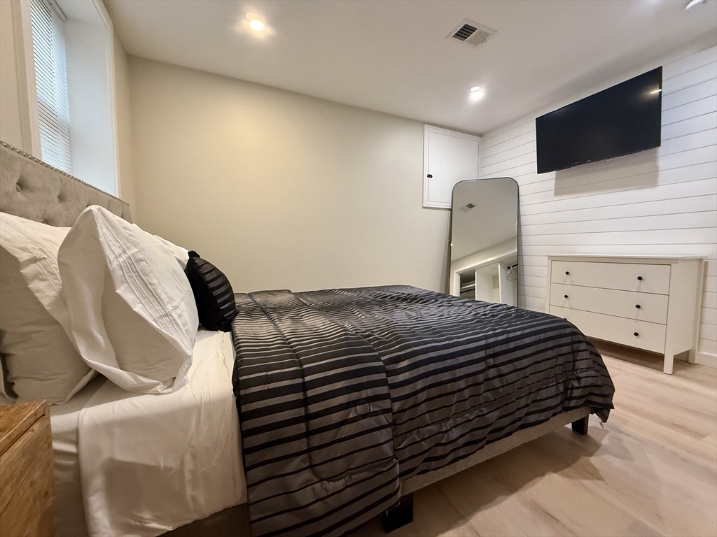 5 bed, 4+ bath apartment for rent at 14 Bernard Circle, Tisbury — photo 37 of 41