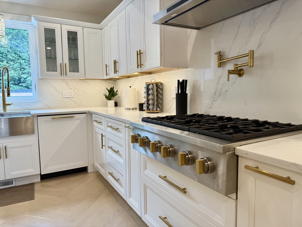 5 bed, 4+ bath apartment for rent at 14 Bernard Circle, Tisbury — photo 11 of 41