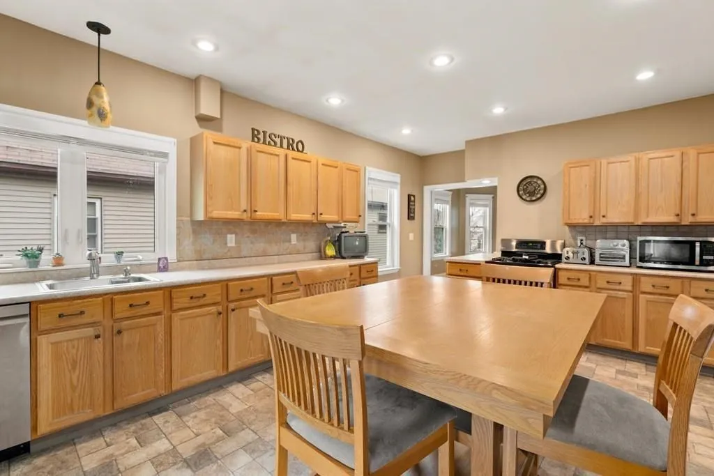 5 bed, 2 bath apartment for rent at 14 Bowdoin St Unit 2, Tufts University — photo 5 of 38