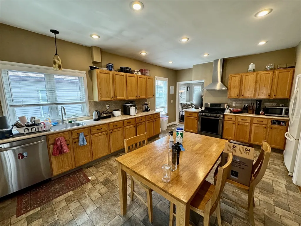 5 bed, 2 bath apartment for rent at 14 Bowdoin St Unit 2, Tufts University — photo 34 of 38