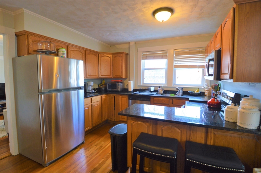 3 bed, 1 bath apartment for rent at 14 Breck Ave Unit 1, Oak Square — photo 3 of 18