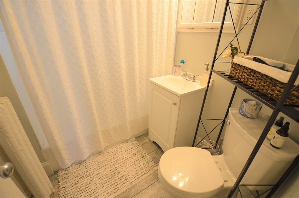 3 bed, 1 bath apartment for rent at 14 Breck Ave Unit 1, Oak Square — photo 17 of 18