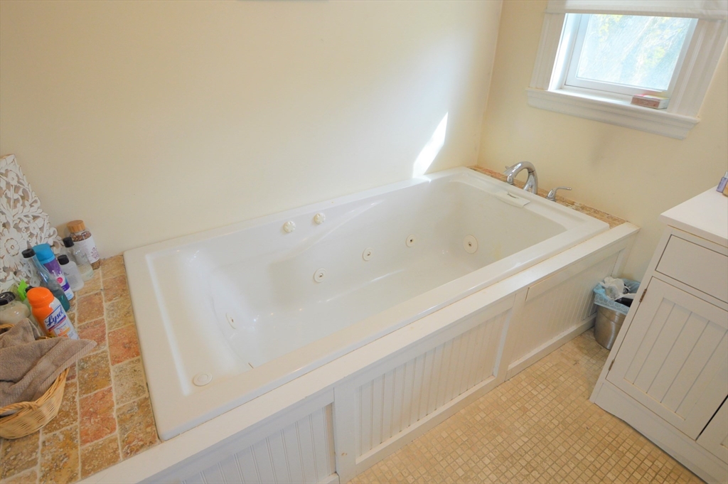 4 bed, 2 bath apartment for rent at 14 Breck Ave Unit 3, Oak Square — photo 21 of 27