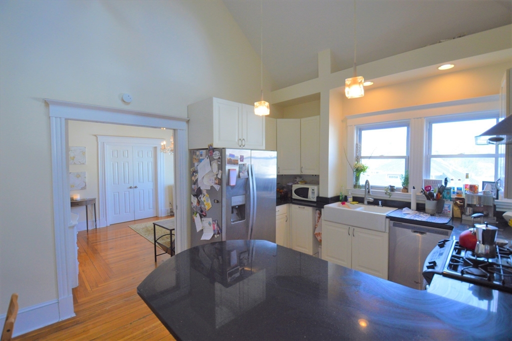 4 bed, 2 bath apartment for rent at 14 Breck Ave Unit 3, Oak Square — photo 4 of 27