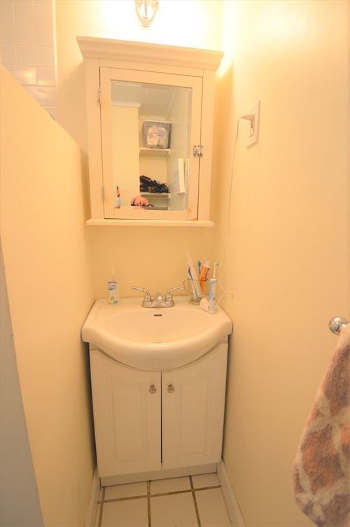 4 bed, 2 bath apartment for rent at 14 Breck Ave Unit 3, Oak Square — photo 24 of 27