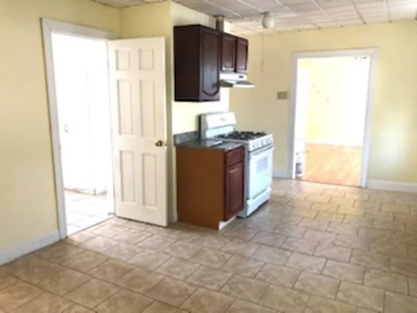 4 bed, 1 bath apartment for rent at 14 Burnside St Unit 1, Lowell — photo 5 of 11