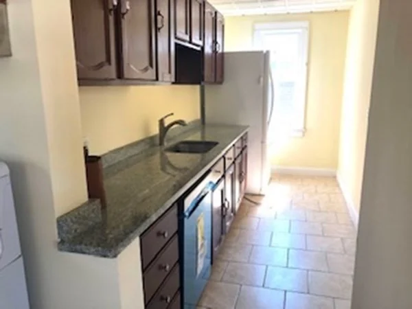 4 bed, 1 bath apartment for rent at 14 Burnside St Unit 1, Lowell — photo 3 of 11