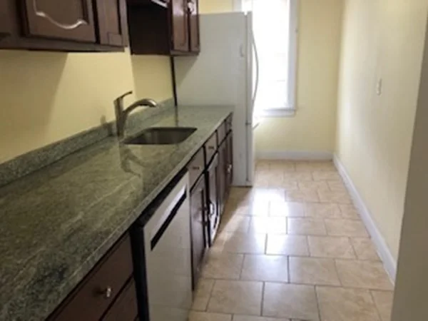 4 bed, 1 bath apartment for rent at 14 Burnside St Unit 2, Lowell — photo 5 of 22