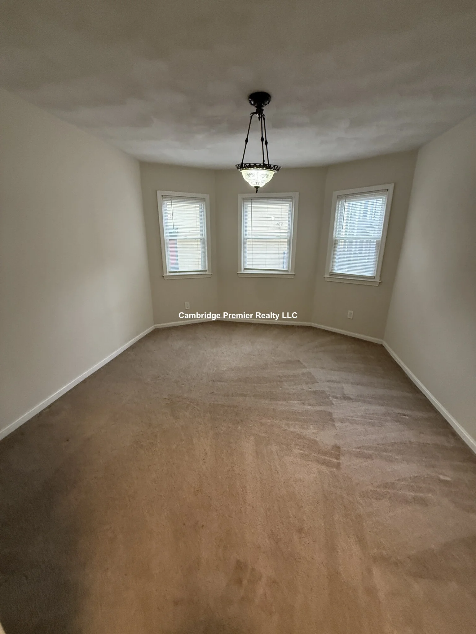 3 bed, 1 bath apartment for rent at 14 Callender St Unit 1, Riverside — photo 3 of 9
