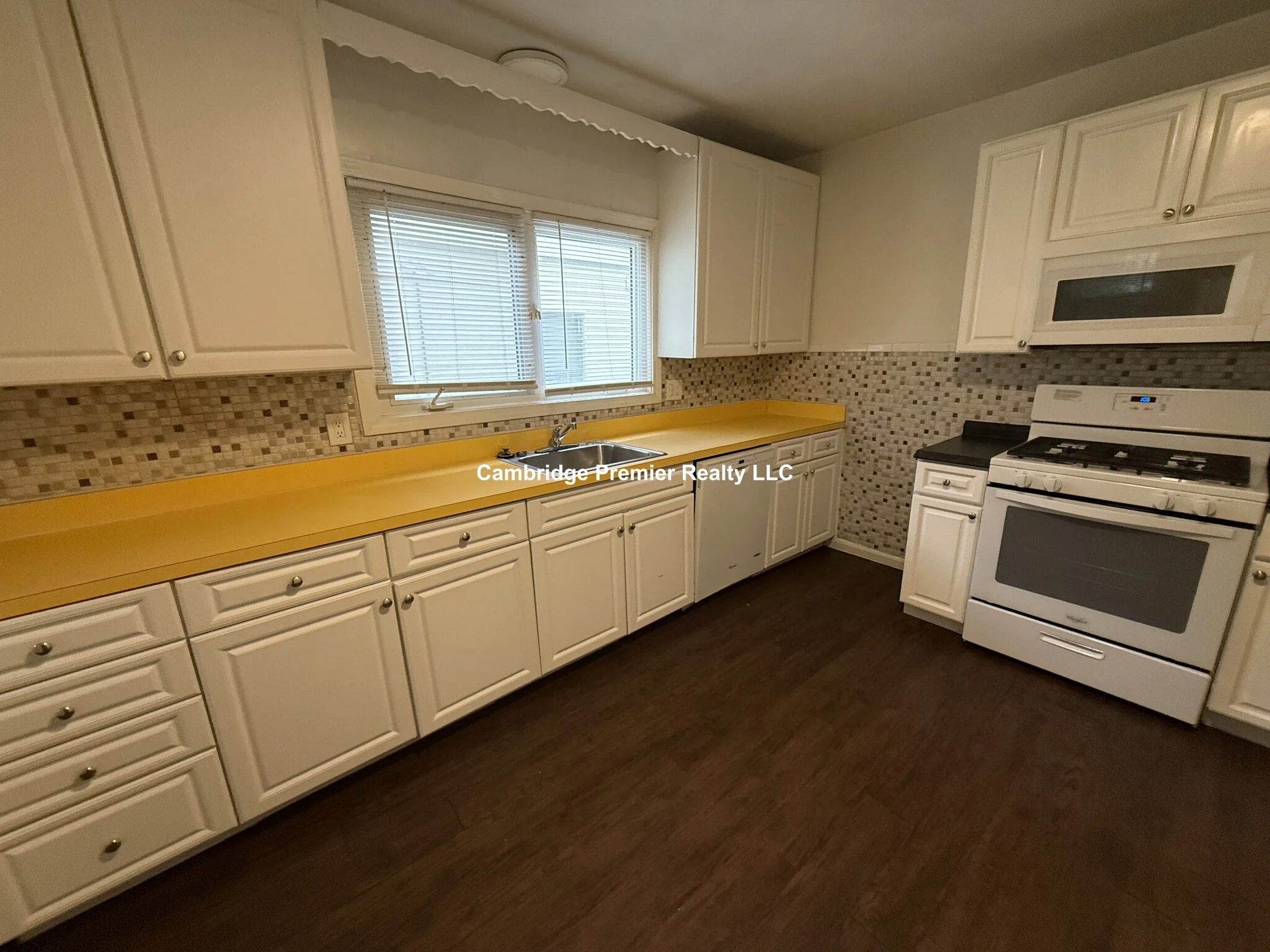 3 bed, 1 bath apartment for rent at 14 Callender St Unit 1, Riverside — photo 2 of 9