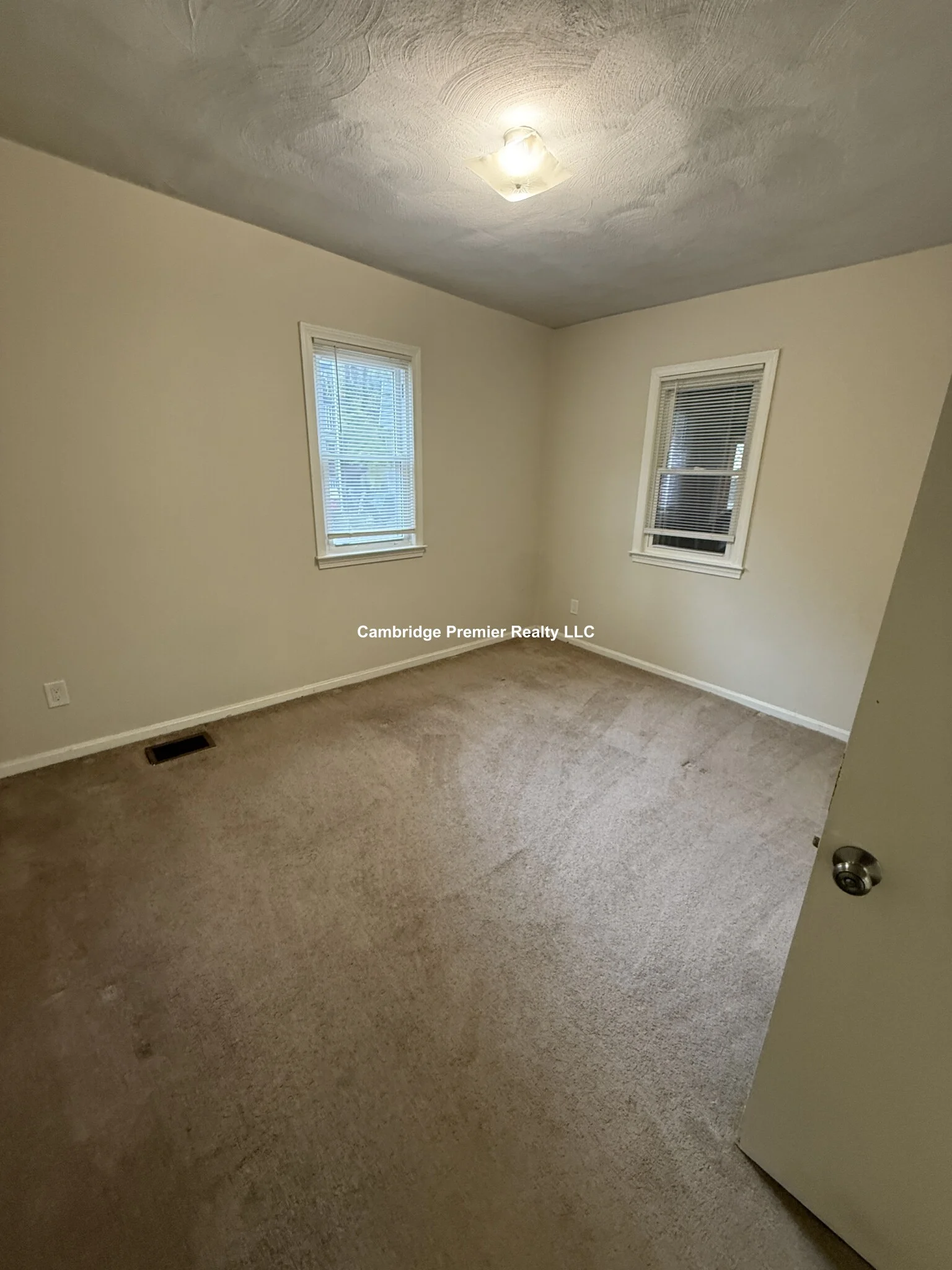 3 bed, 1 bath apartment for rent at 14 Callender St Unit 1, Riverside — photo 7 of 9