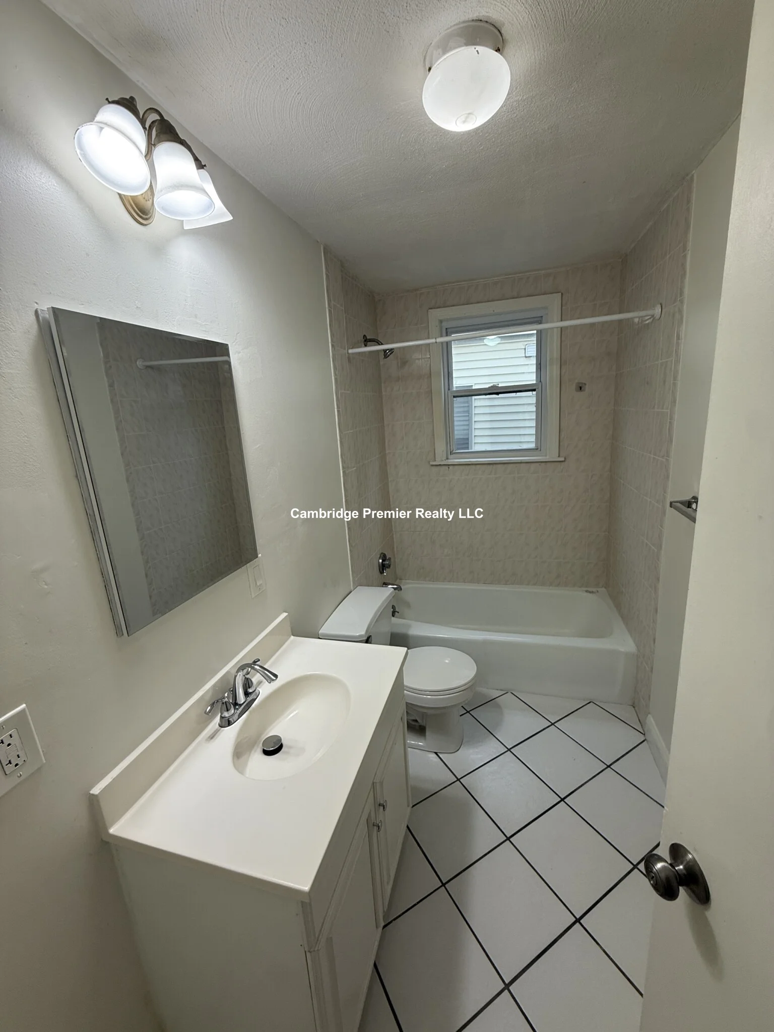3 bed, 1 bath apartment for rent at 14 Callender St Unit 1, Riverside — photo 6 of 9