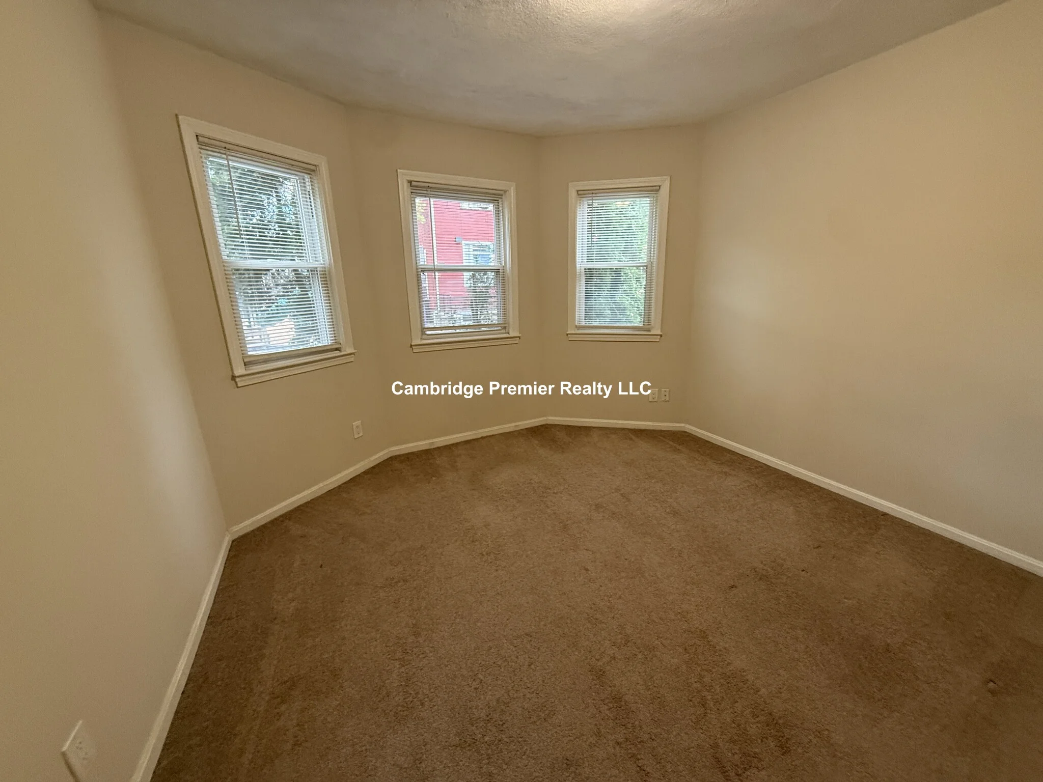 3 bed, 1 bath apartment for rent at 14 Callender St Unit 1, Riverside — photo 4 of 9