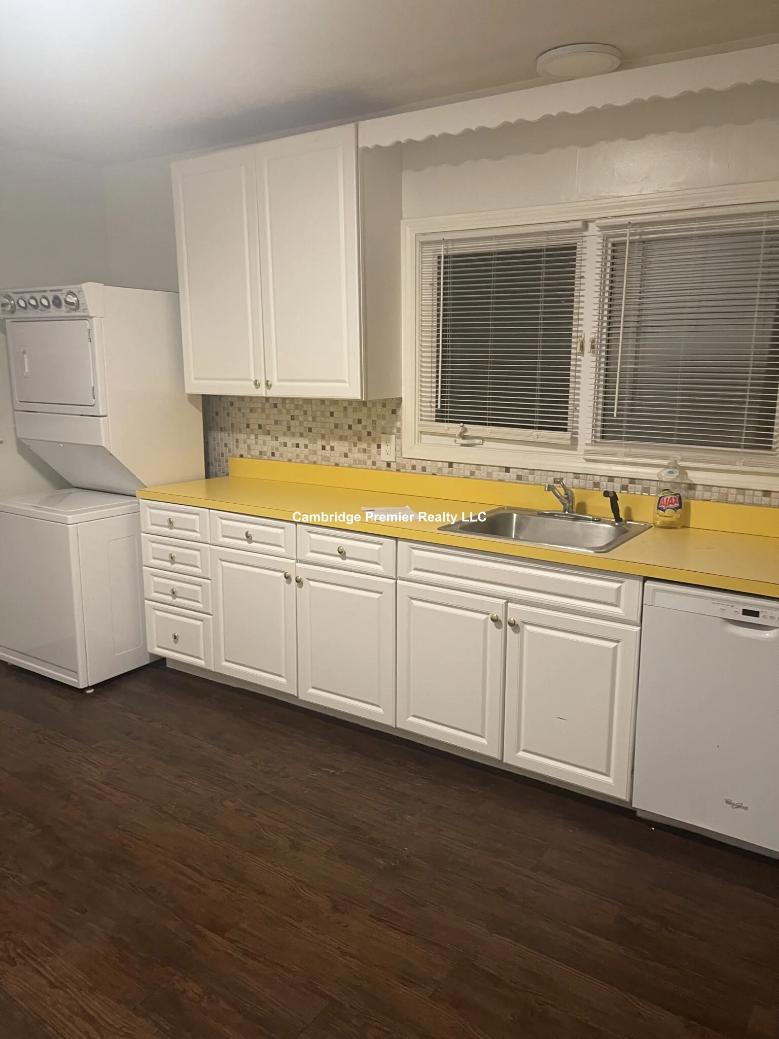 3 bed, 1 bath apartment for rent at 14 Callender St Unit 1, Riverside — photo 8 of 9