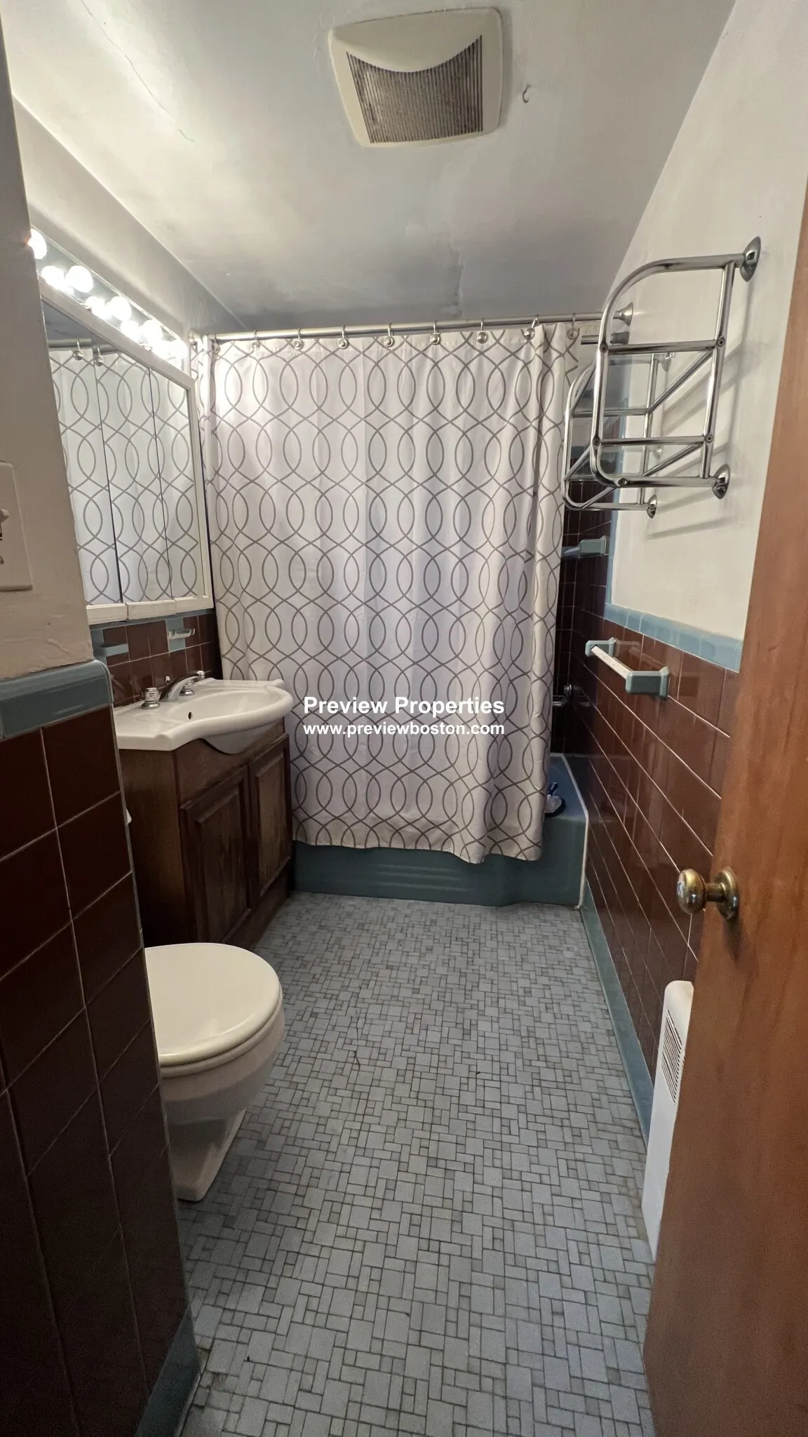 2 bed, 1 bath apartment for rent at 14 Caltha Rd Unit 1P, Oak Square — photo 11 of 33