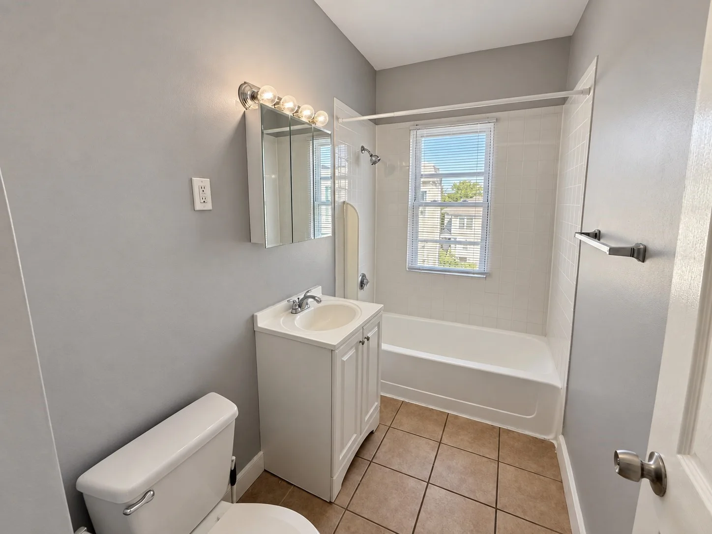 3 bed, 1 bath apartment for rent at 14 Cawfield St Unit 3, Dorchester — photo 4 of 16