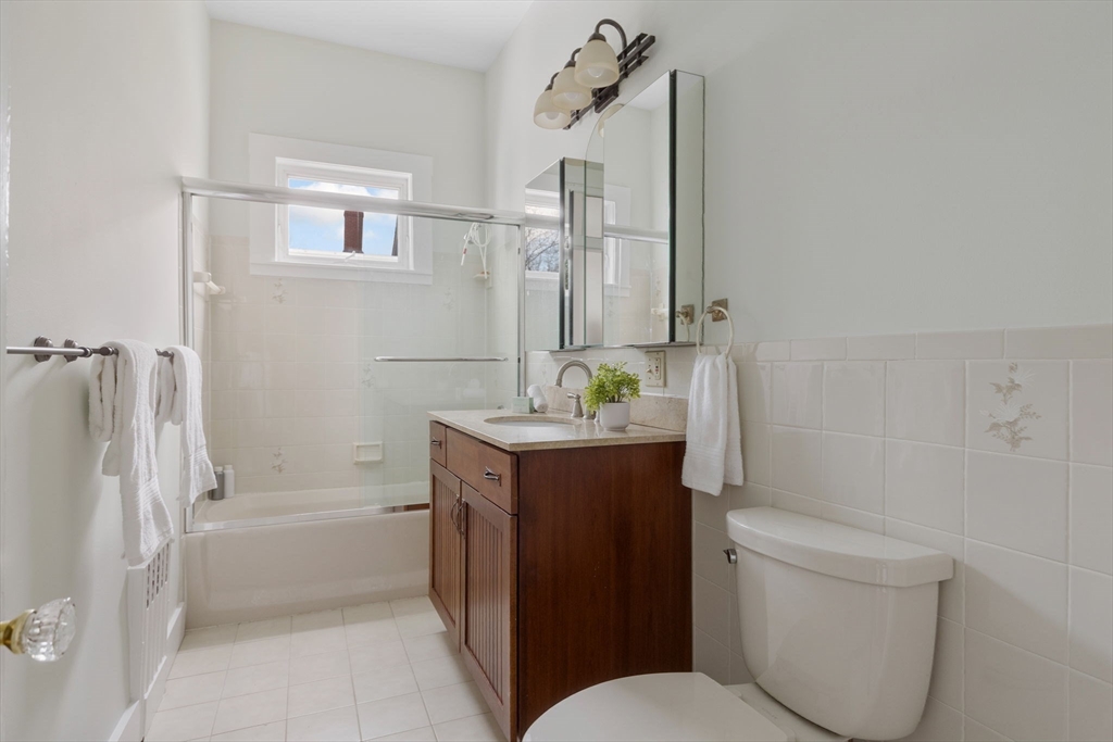 5 bed, 1 bath apartment for rent at 14 Center St Unit 3, Watertown — photo 16 of 18