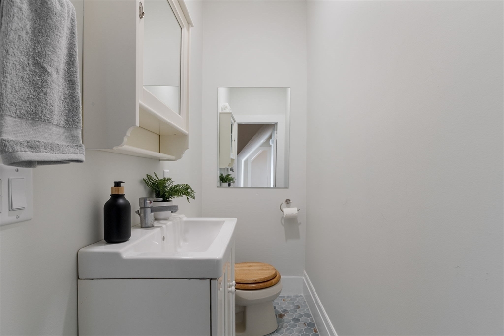 5 bed, 1 bath apartment for rent at 14 Center St Unit 3, Watertown — photo 15 of 18