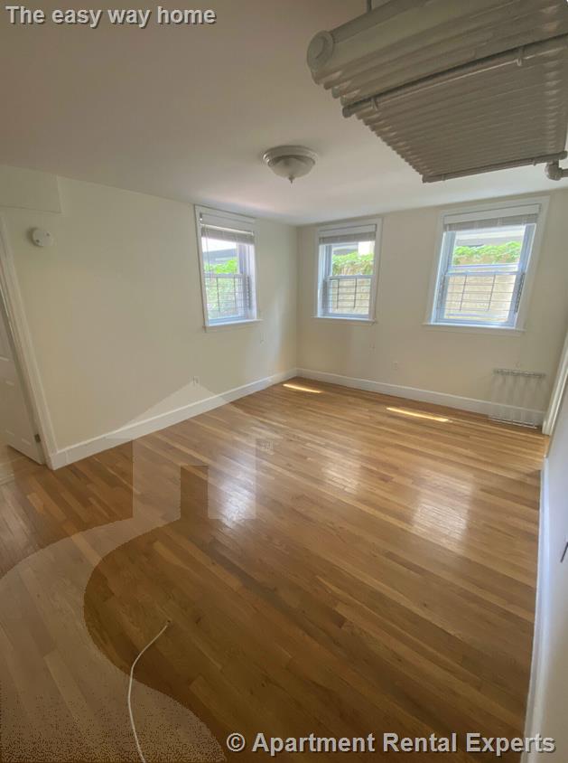 3 bed, 1 bath apartment for rent at 14 Centre St Unit 3, Central Square — photo 2 of 4