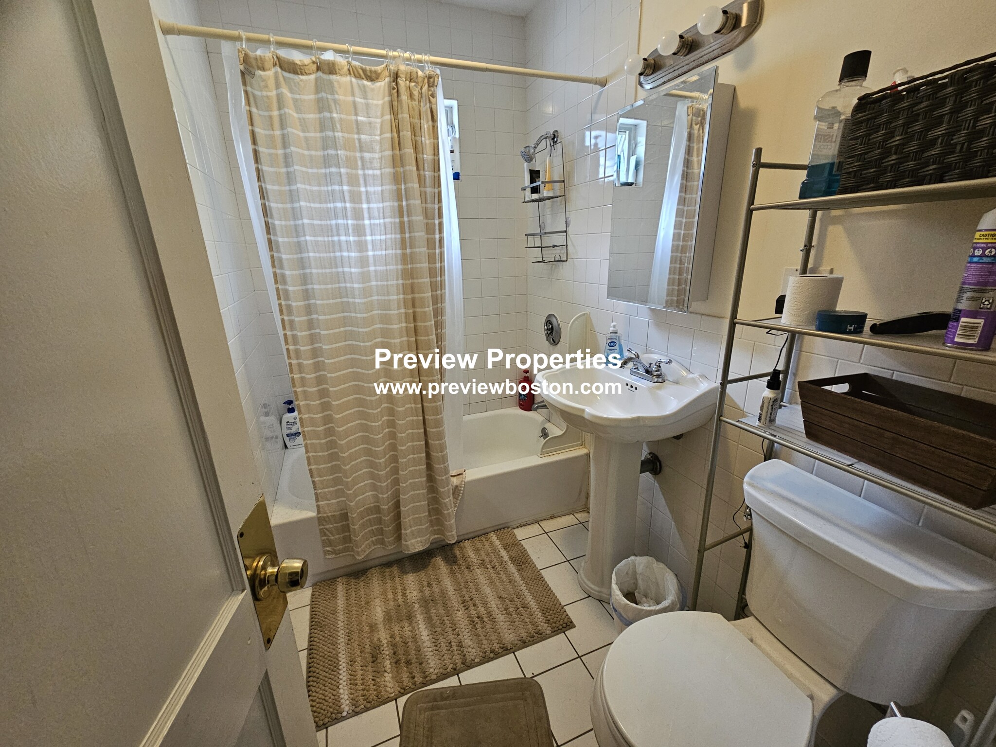 3.5 bed, 1 bath apartment for rent at 14 Champney St Unit 2, Brighton — photo 2 of 29