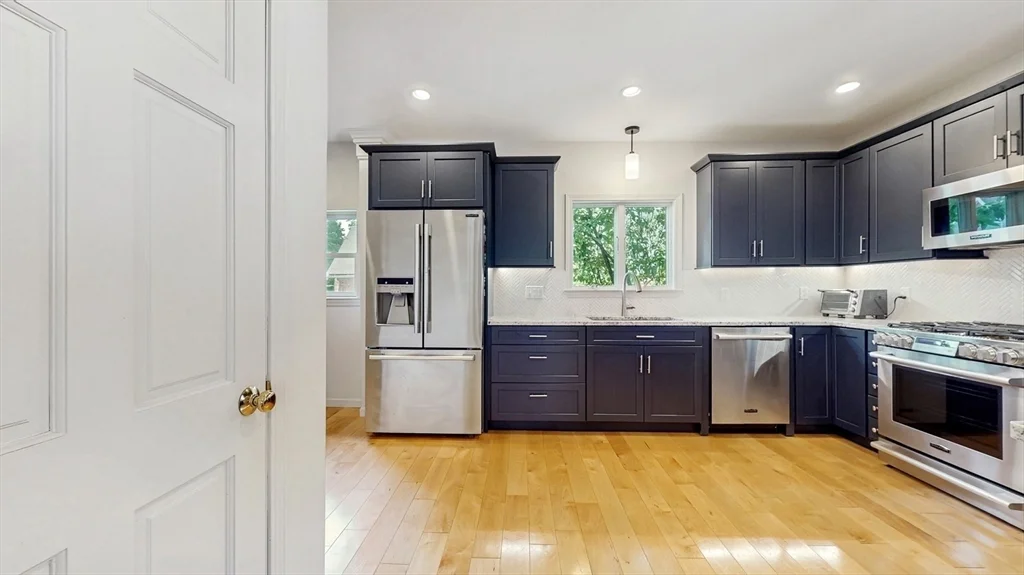 3 bed, 2 bath apartment for rent at 14 Chestnut St Unit 14, Lindenwood — photo 3 of 30
