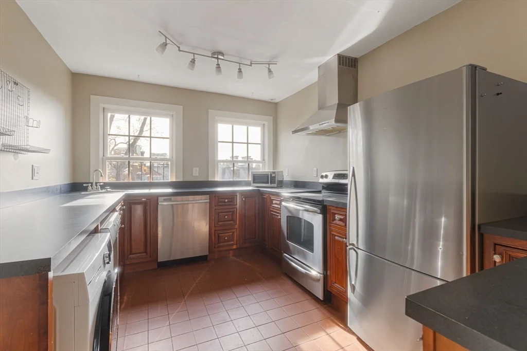 2 bed, 1 bath apartment for rent at 14 Chestnut St Unit 4, Beacon Hill — photo 7 of 12