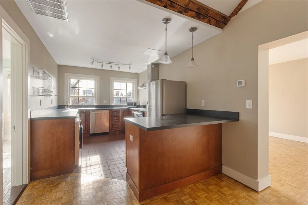 2 bed, 1 bath apartment for rent at 14 Chestnut St Unit 4, Beacon Hill — photo 8 of 12