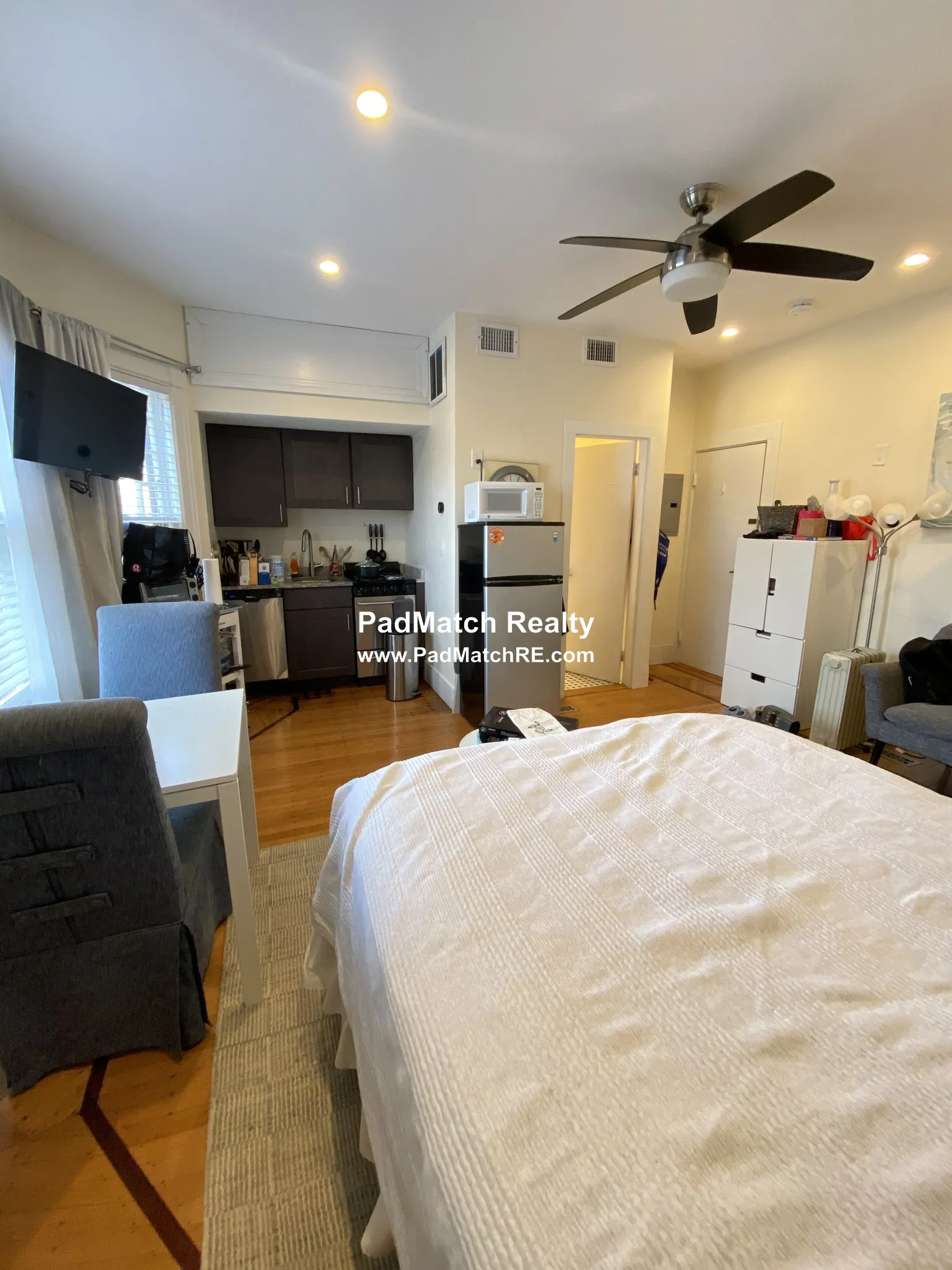 Studio bed, 1 bath apartment for rent at 14 Chiswick Rd Unit 1, Brighton — photo 3 of 8