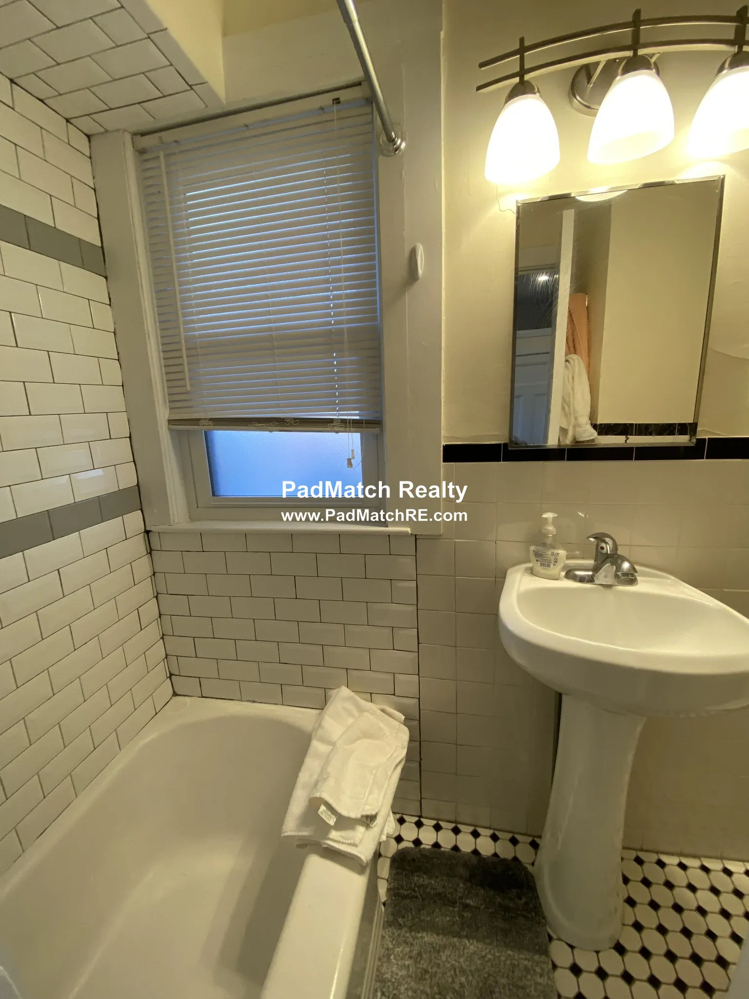 Studio bed, 1 bath apartment for rent at 14 Chiswick Rd Unit 1, Brighton — photo 6 of 8