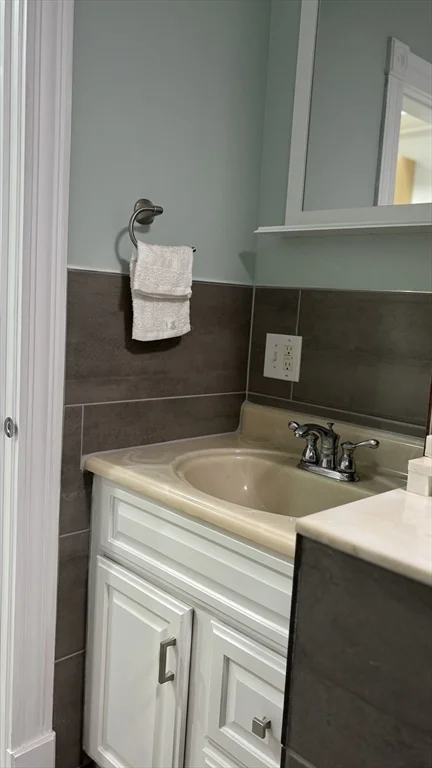 2 bed, 1 bath apartment for rent at 14 Cleveland Ave Unit 2, Brockton — photo 8 of 17
