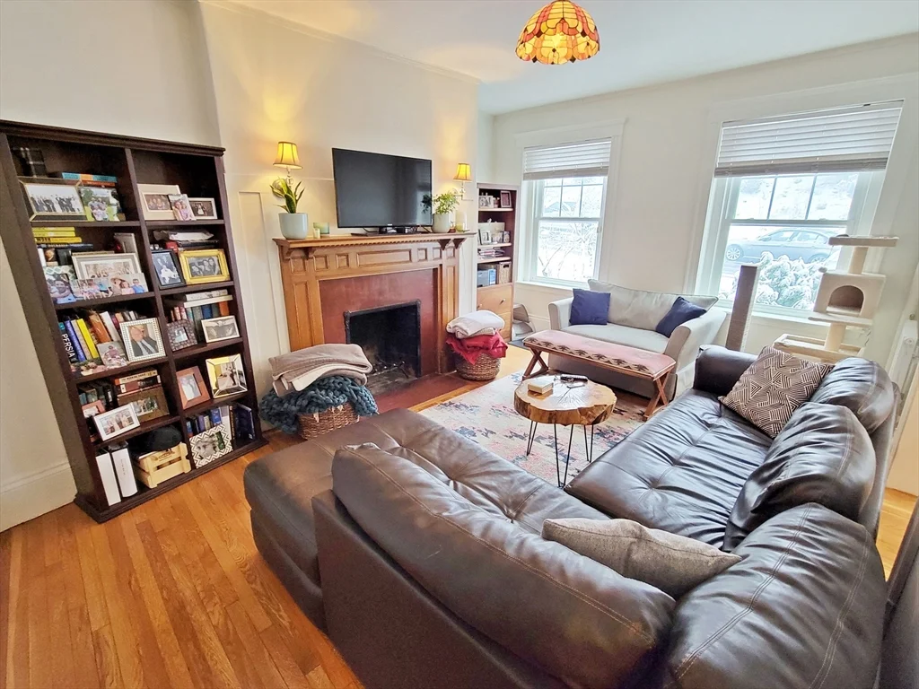 1 bed, 1.5 bath apartment for rent at 14 Colbourne Crescent Unit 1S, Aspinwall Hill — photo 2 of 9