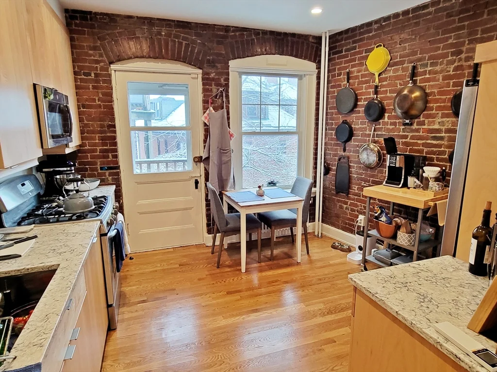 1 bed, 1.5 bath apartment for rent at 14 Colbourne Crescent Unit 1S, Aspinwall Hill — photo 1 of 9