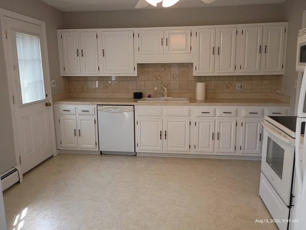 3 bed, 2 bath apartment for rent at 14 Coltin, Newburyport — photo 6 of 24