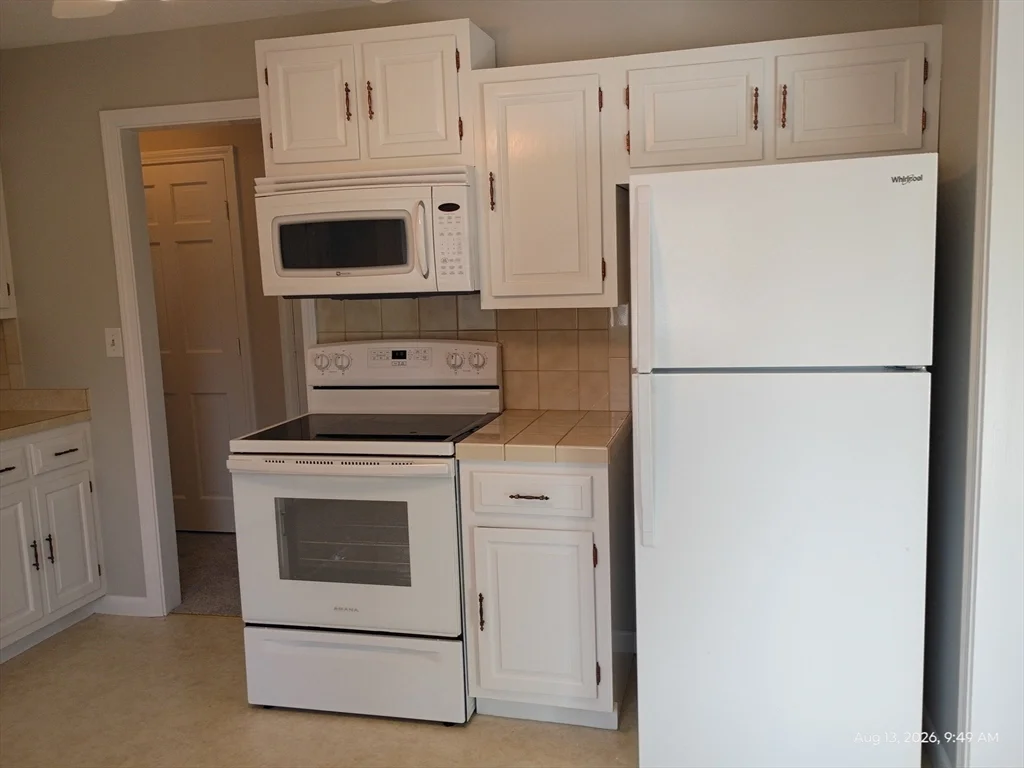 3 bed, 2 bath apartment for rent at 14 Coltin, Newburyport — photo 8 of 24