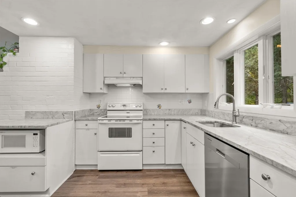3 bed, 1 bath apartment for rent at 14 Corrine Dr, Framingham — photo 6 of 15