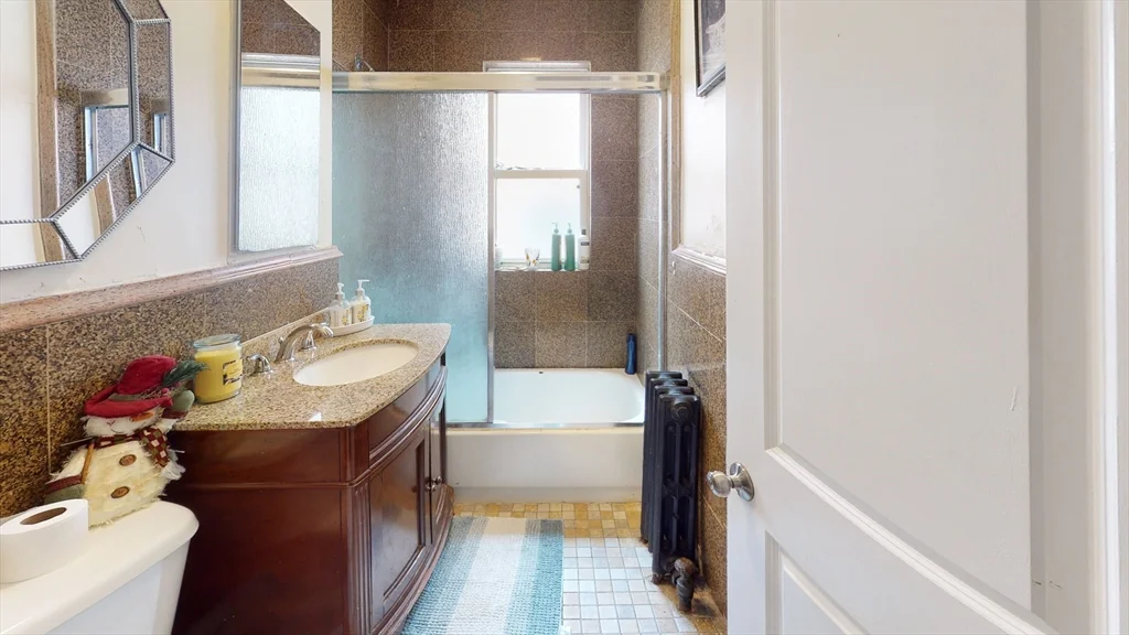 2 bed, 1 bath apartment for rent at 14 Davison Unit 1R, Hyde Park — photo 6 of 7