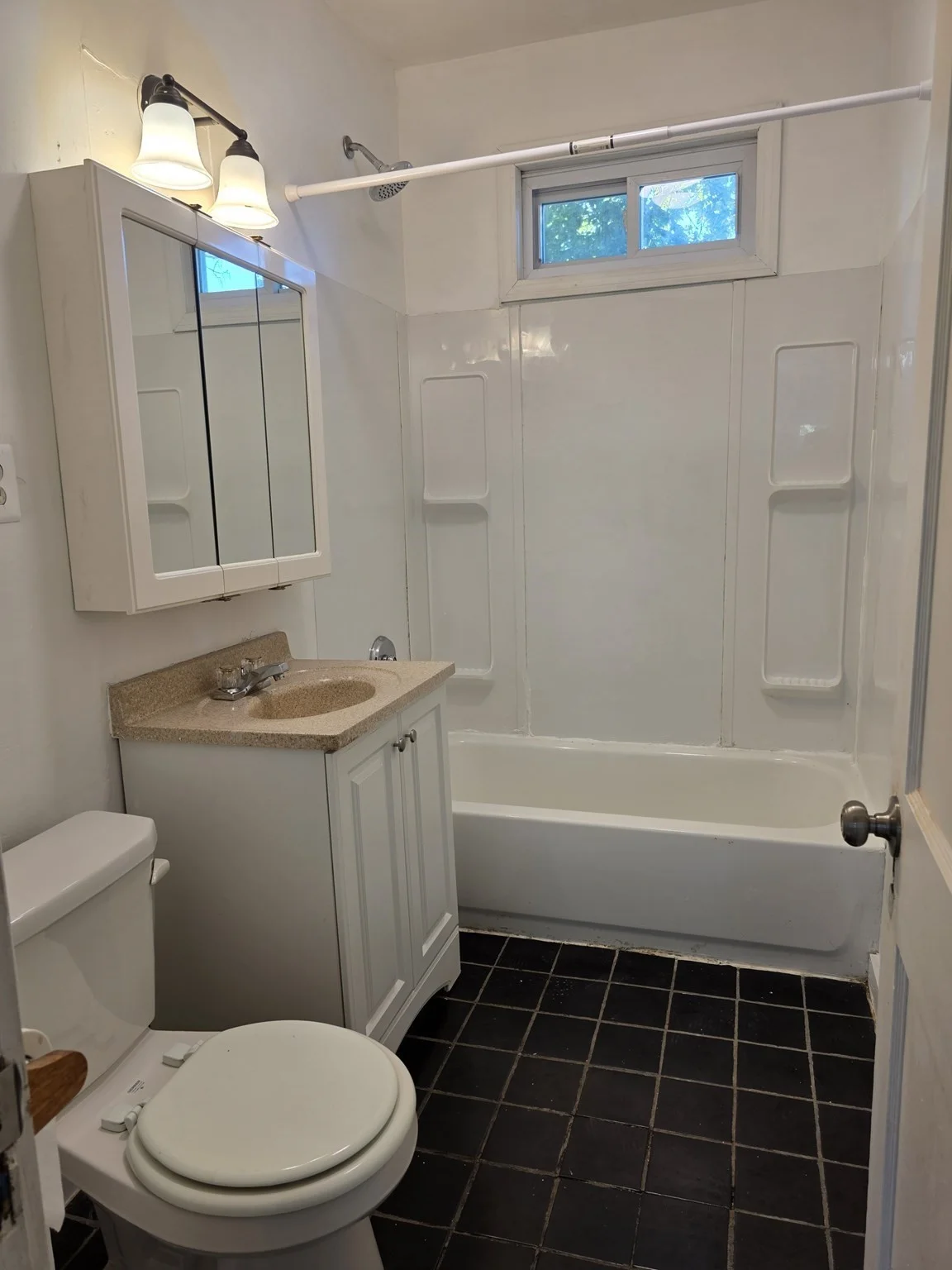 3 bed, 1 bath apartment for rent at 14 Douglas Ct Unit 3rd FL, Worcester — photo 6 of 11