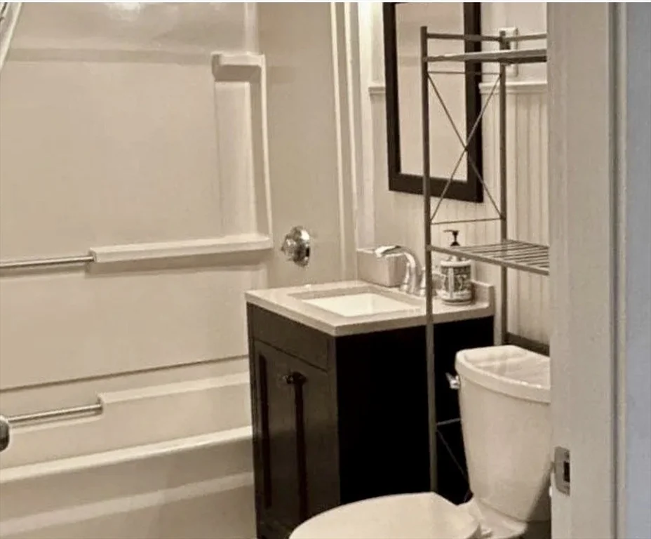 5 bed, 2 bath apartment for rent at 14 Dow St Unit 2, West Somerville — photo 13 of 21