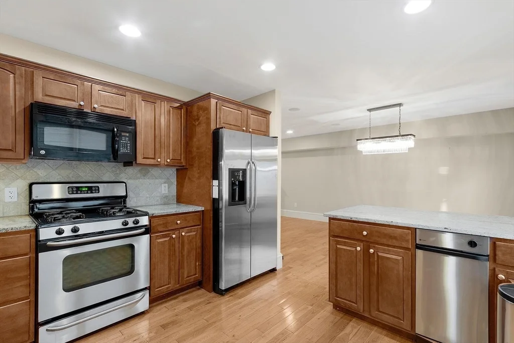 3 bed, 2 bath apartment for rent at 14 Downer Ct Unit 14, Dorchester — photo 3 of 14